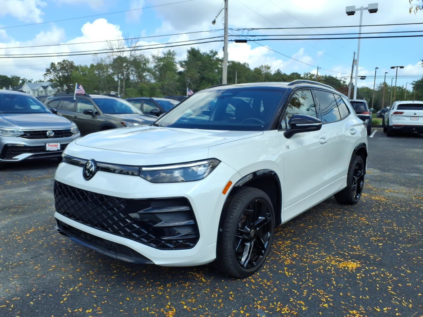 Certified 2025 Volkswagen Tiguan SE R-Line AWD/4WD image 5