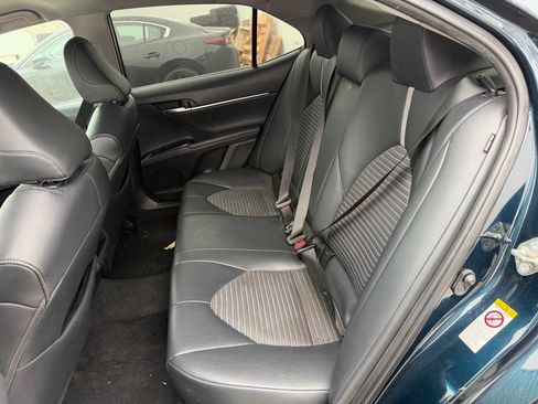 Used 2018 Toyota Camry SE w/ Accessory Appearance Package FWD image 4