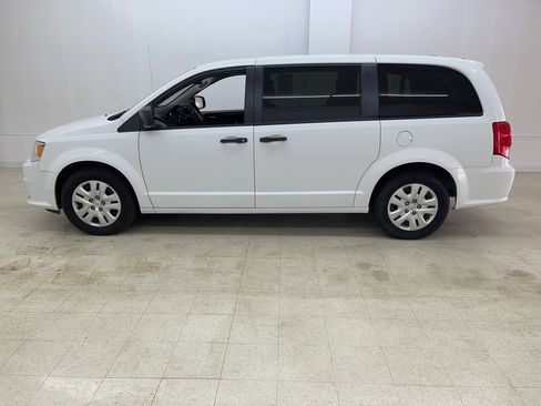 Used 2020 Dodge Grand Caravan SE w/ UConnect Hands-Free Group image 2