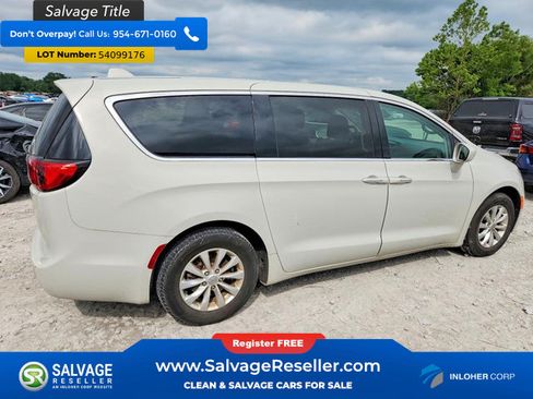 Used 2020 Chrysler Pacifica Touring FWD image 4