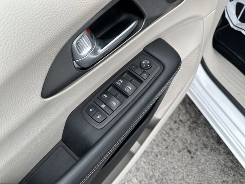 Used 2024 Chrysler Pacifica Touring-L image 17