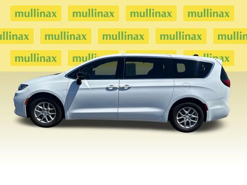 Used 2025 Chrysler Pacifica Select FWD image 9