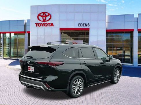 New 2025 Toyota Highlander Platinum image 3