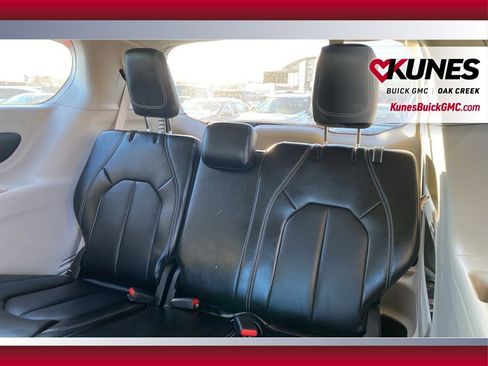 Used 2024 Chrysler Pacifica Touring-L image 31