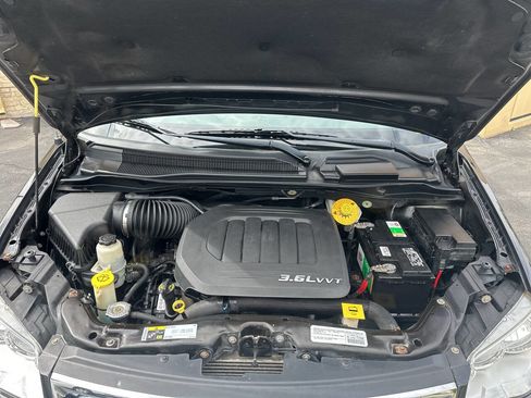 Used 2015 Chrysler Town & Country Touring FWD image 19