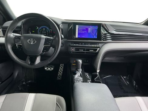 Used 2025 Toyota Camry SE image 11