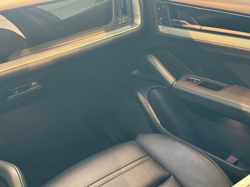 Used 2024 Porsche Cayenne Coupe image 13