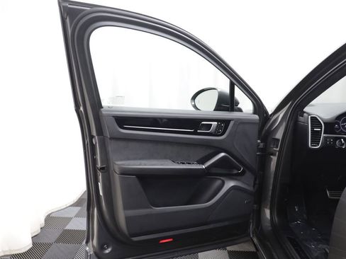 Used 2023 Porsche Cayenne GTS w/ Premium Package AWD/4WD image 4
