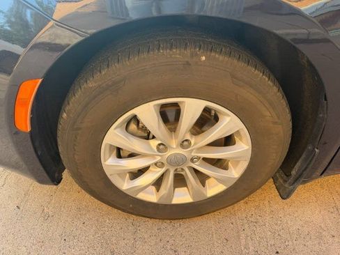 Used 2017 Chrysler Pacifica Touring w/ Tire & Wheel Group FWD image 6