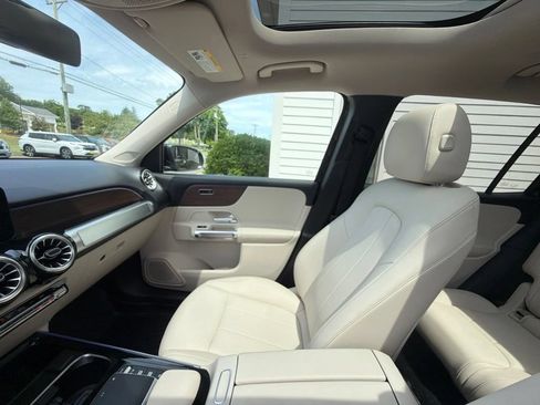 Used 2022 Mercedes-Benz GLB 250 4MATIC w/ Premium Package Lite image 38