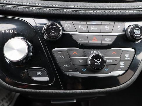 Used 2025 Chrysler Pacifica Select image 15