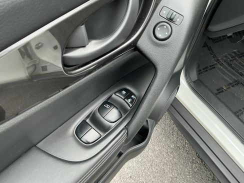 Used 2019 Nissan Rogue S AWD/4WD image 19