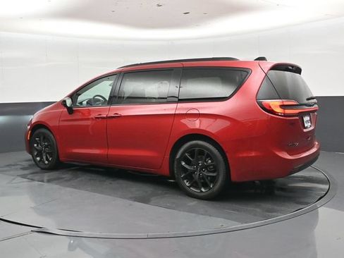 Used 2025 Chrysler Pacifica Limited FWD image 26