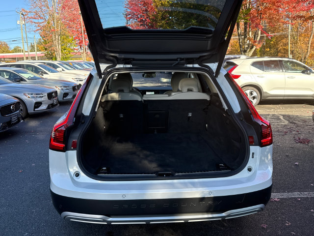 Used 2025 Volvo V90 B6 Cross Country Plus AWD/4WD image 25