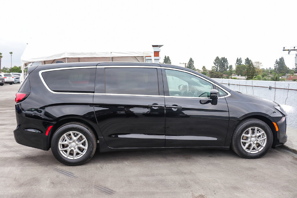 New 2027 Chrysler Pacifica Select FWD image 13