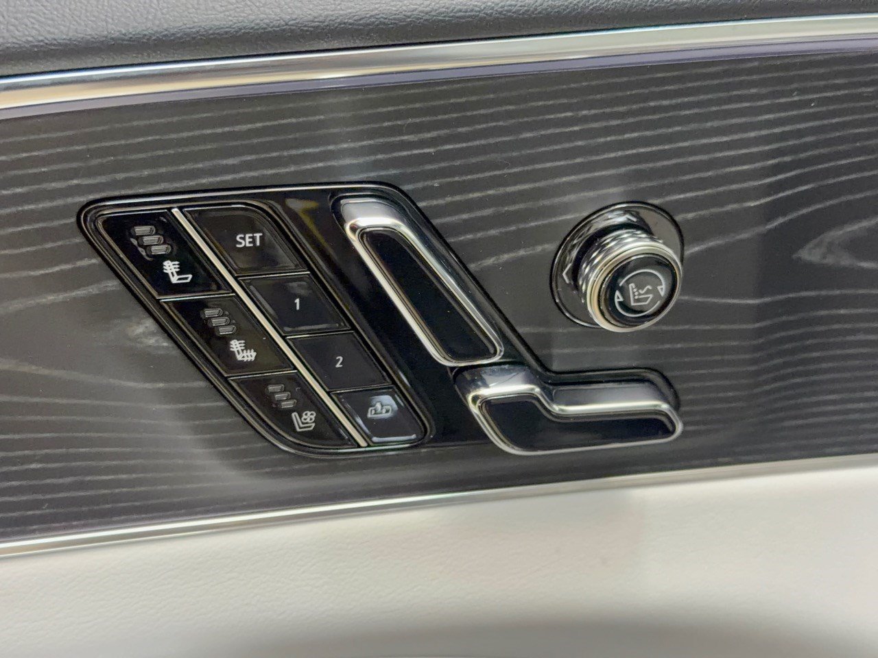Used 2024 Cadillac Lyriq Luxury RWD image 16