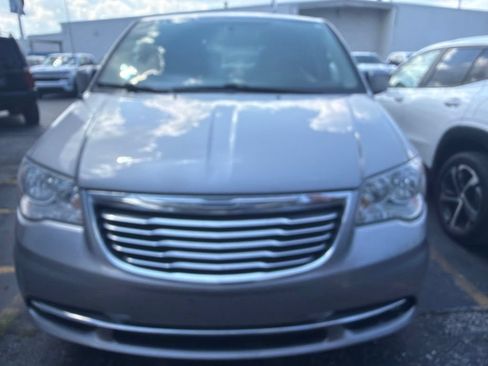 Used 2015 Chrysler Town & Country Touring w/ Driver Convenience Group FWD image 2