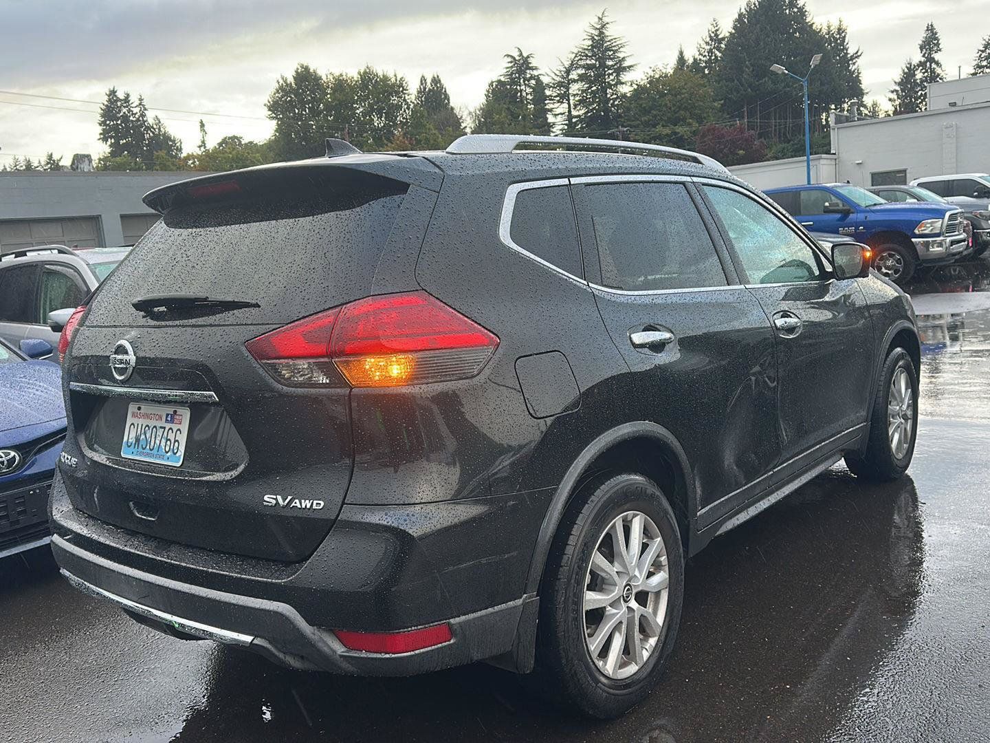 Used 2017 Nissan Rogue SV w/ SV Premium Package AWD/4WD image 4