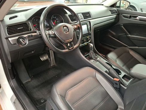 Used 2017 Volkswagen Passat 1.8T R-Line FWD image 9