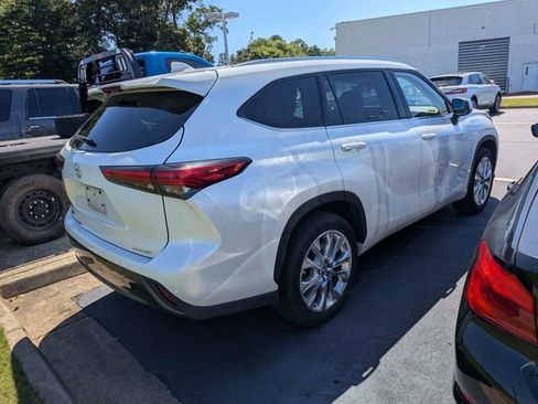Used 2022 Toyota Highlander Limited FWD image 3