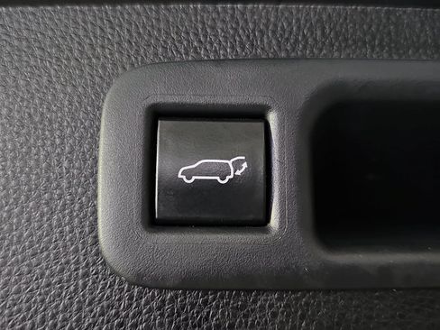 Used 2022 Toyota Highlander LE AWD/4WD image 13