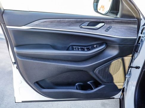 Used 2023 Jeep Grand Cherokee Limited w/ Luxury Tech Group II image 22