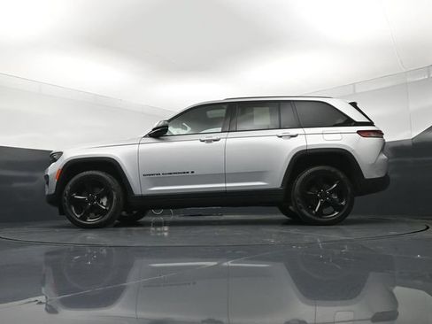 Used 2024 Jeep Grand Cherokee Limited w/ Luxury Tech Group II AWD/4WD image 21