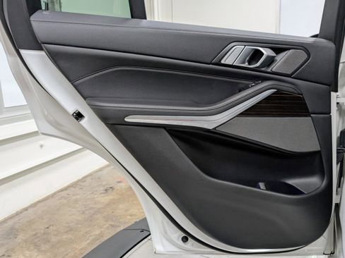 Used 2021 BMW X5 xDrive40i w/ M Sport Package image 18