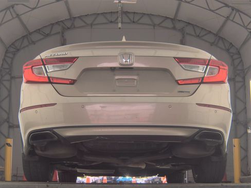 Used 2018 Honda Accord Touring image 7