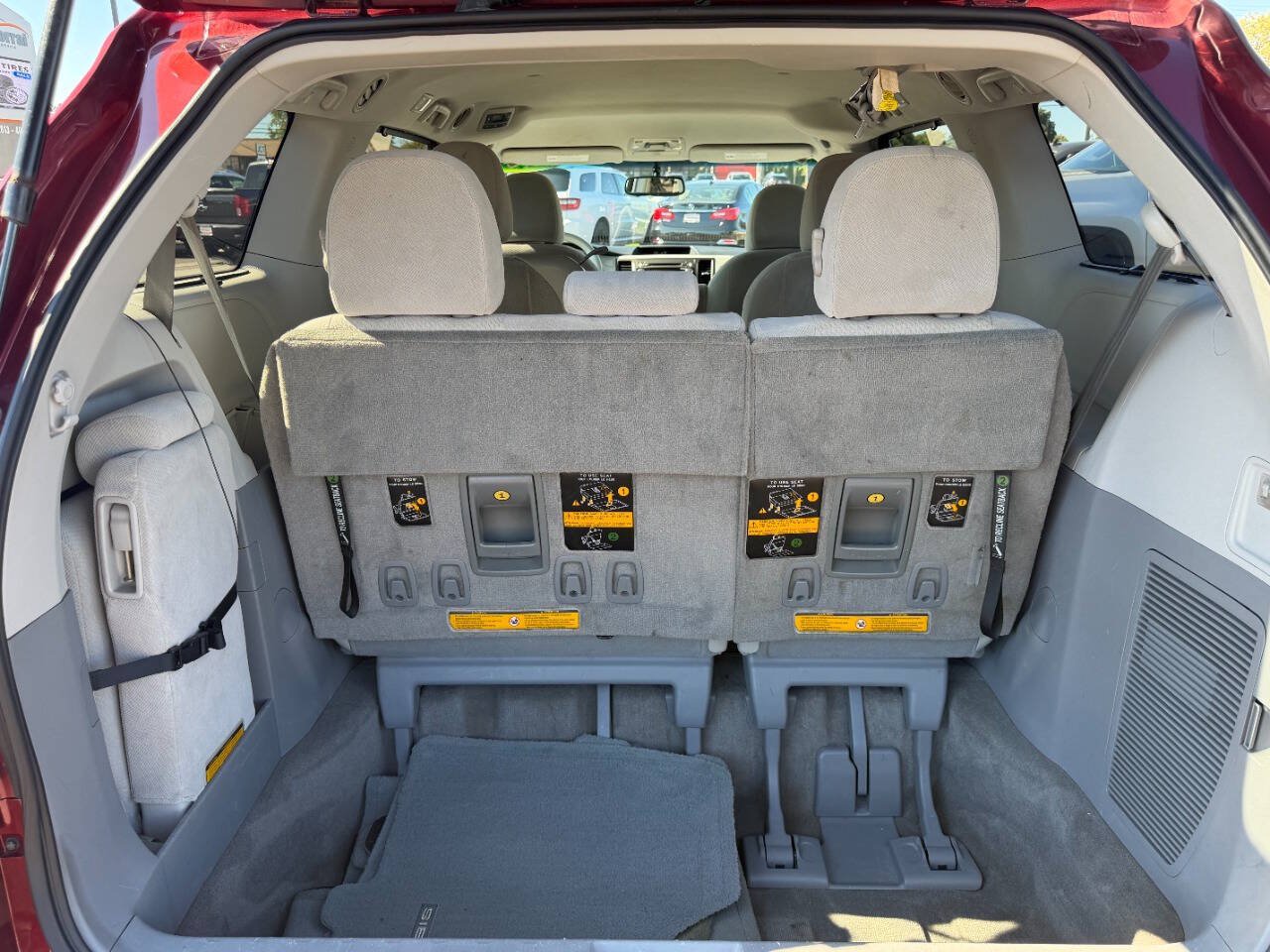 Used 2013 Toyota Sienna LE w/ Towing Pkg FWD image 15