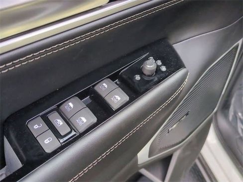 New 2026 Jeep Grand Wagoneer L 4WD w/ Premium Group I image 17