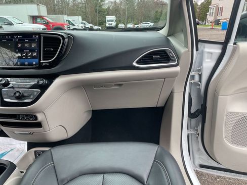 Used 2024 Chrysler Pacifica Touring-L FWD image 29