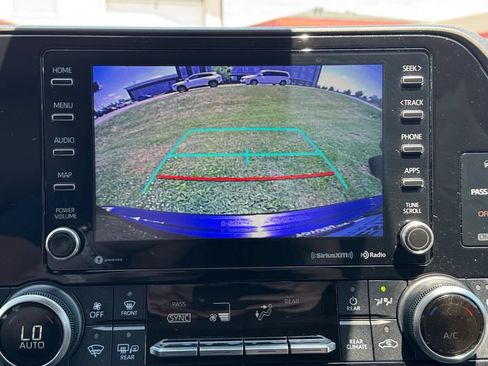Used 2021 Toyota Highlander XLE AWD/4WD image 22