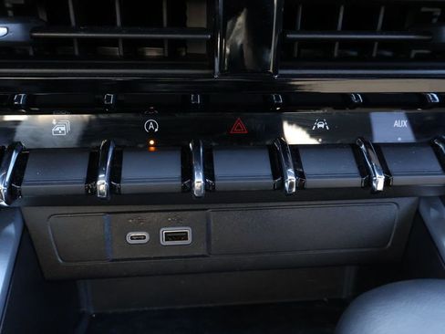 Used 2024 Chevrolet Colorado LT w/ LT Convenience Package image 27