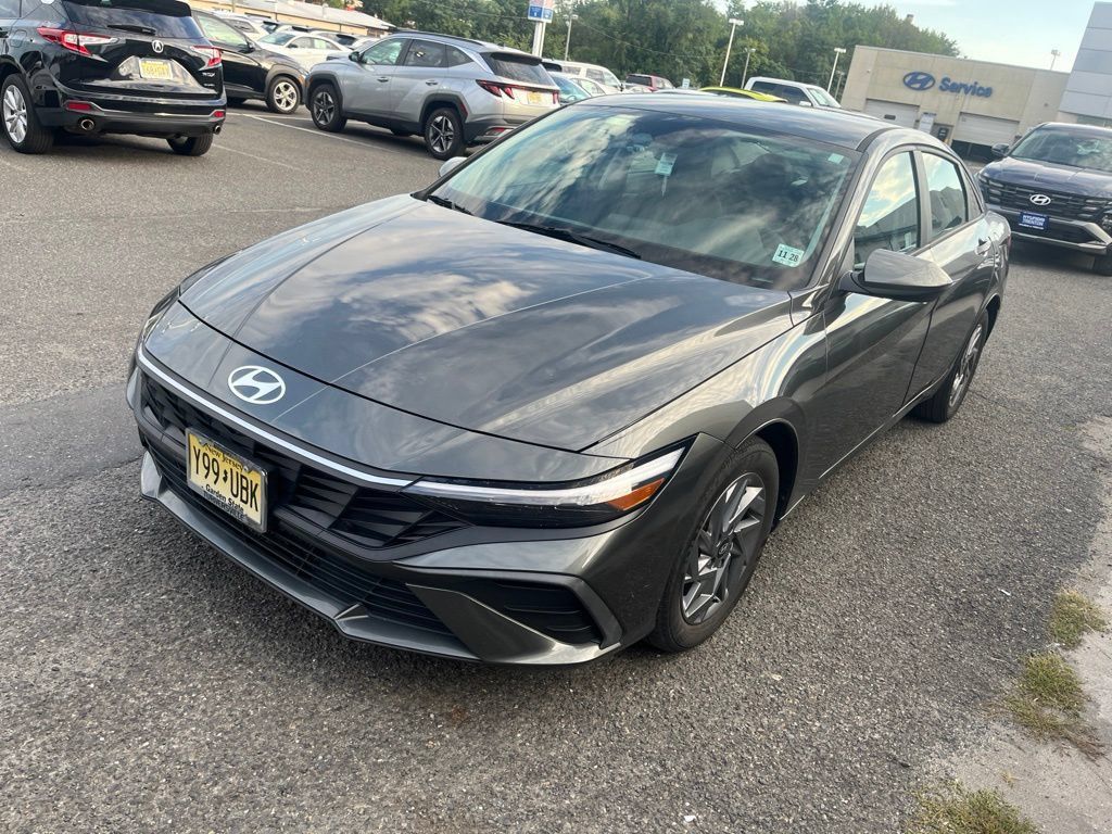 Certified 2024 Hyundai Elantra SEL FWD image 2