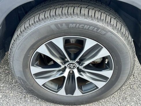 Used 2020 Toyota Highlander XLE image 26