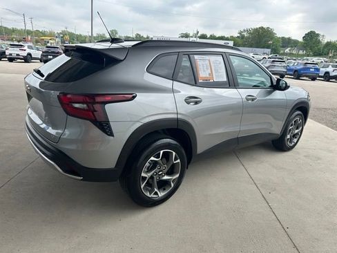 Used 2024 Chevrolet Trax LT FWD image 6