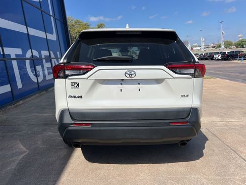 Used 2021 Toyota RAV4 XLE Premium image 7