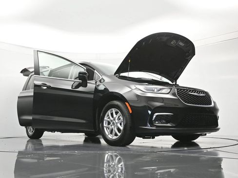 Used 2023 Chrysler Pacifica Touring-L FWD image 49