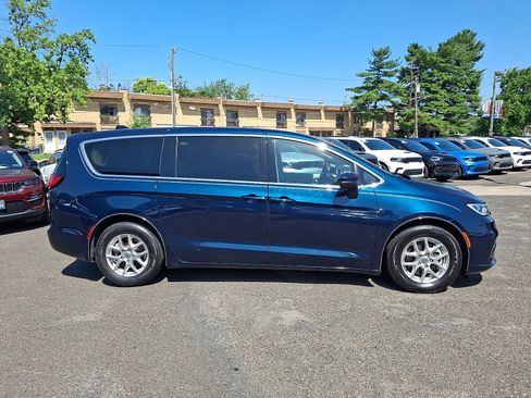 Used 2023 Chrysler Pacifica Touring-L FWD image 7