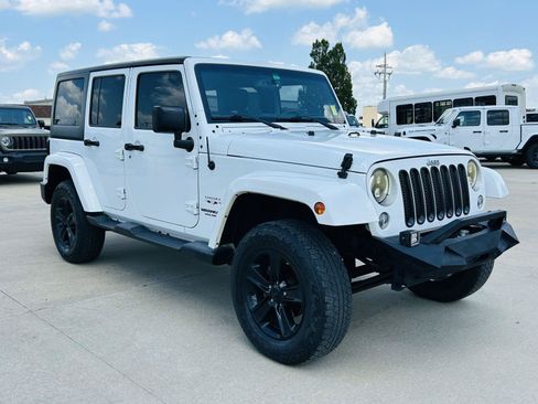 Used 2016 Jeep Wrangler Unlimited Sahara w/ Connectivity Group AWD/4WD image 2