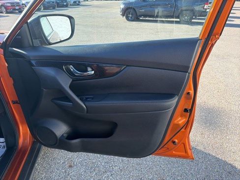 Used 2018 Nissan Rogue SL w/ Premium Package image 18