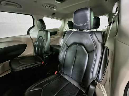 Used 2022 Chrysler Pacifica Touring-L w/ Uconnect Theater Family Group FWD image 23