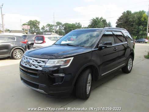 Used 2018 Ford Explorer XLT w/ Equipment Group 202A AWD/4WD image 3