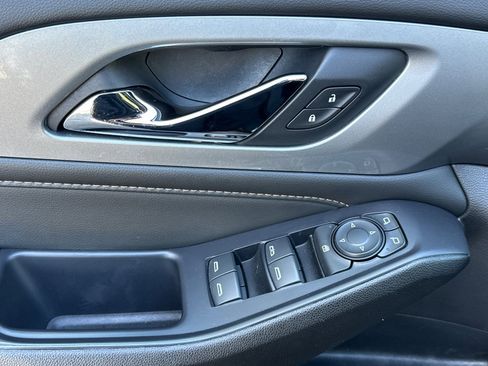 Used 2021 Chevrolet Traverse LT image 12