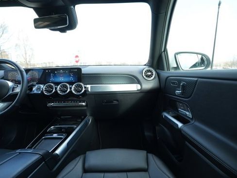 Used 2025 Mercedes-Benz GLB 250 4MATIC image 26