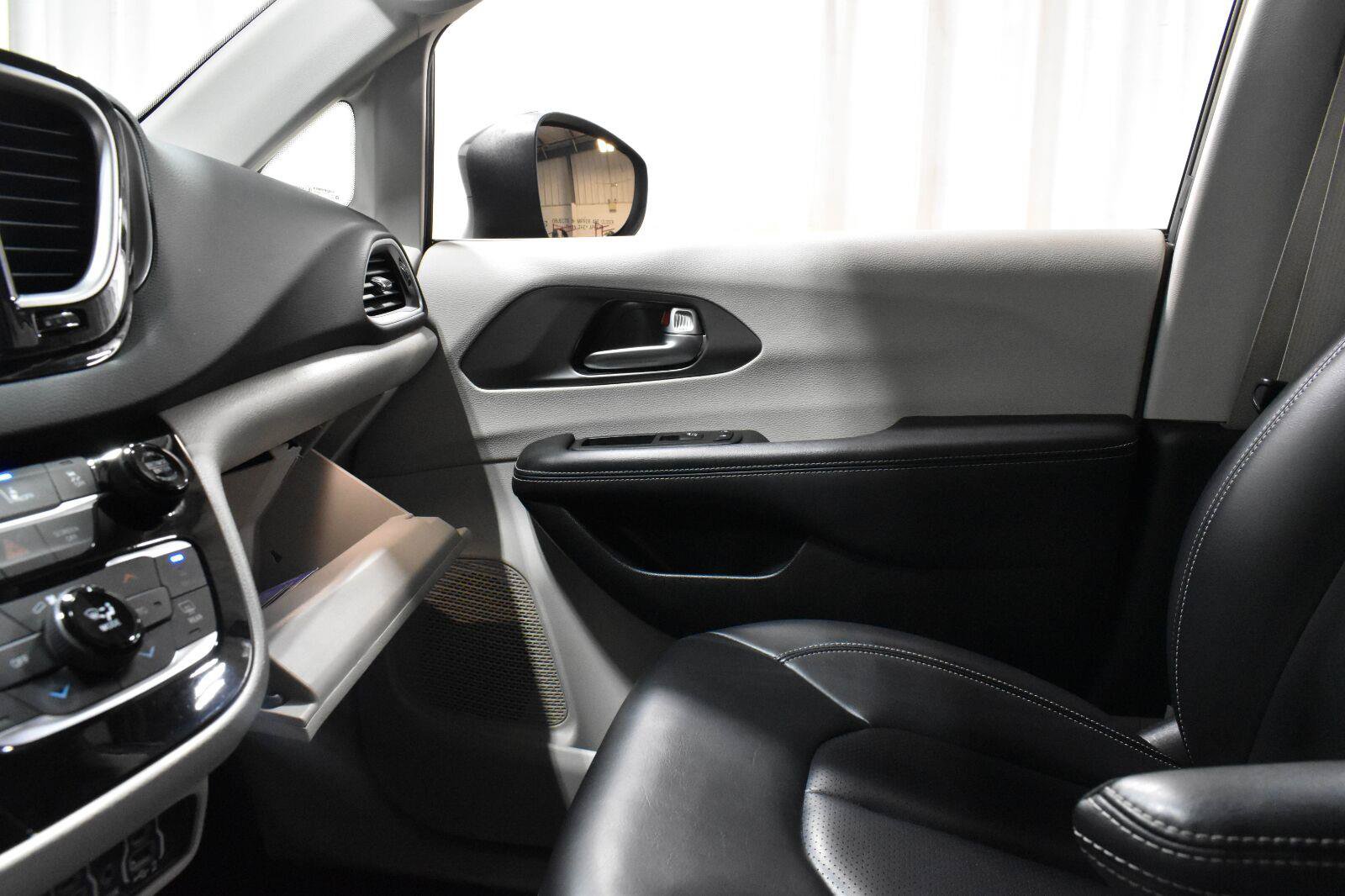 Used 2023 Chrysler Pacifica Touring-L FWD image 19