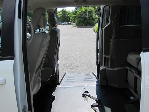 Used 2017 Dodge Grand Caravan SE w/ Power Window Group FWD image 4
