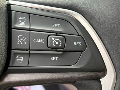 Used 2023 Jeep Grand Cherokee L Limited w/ Luxury Tech Group II AWD/4WD image 19