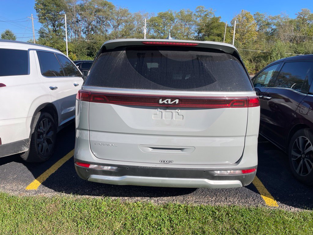 Used 2024 Kia Carnival EX FWD image 3